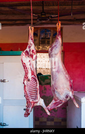 Viande suspendues à l'extérieur d'une boutique de bouchers dans le merzouga, Maroc Banque D'Images