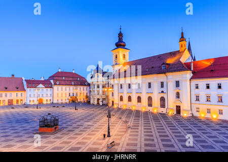 Sibiu, Roumanie. Grand carré (Piata Mare) avec la Mairie et le Palais Brukenthal en Transylvanie. Banque D'Images