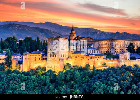 Alhambra de Grenade, Espagne. Forteresse de l'Alhambra au coucher du soleil. Banque D'Images