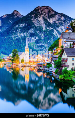 Hallstatt, Autriche. Village de montagne dans les Alpes autrichiennes au crépuscule. Banque D'Images