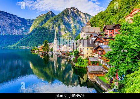 Hallstatt, Autriche. Village de montagne dans les Alpes autrichiennes au lever du soleil. Banque D'Images