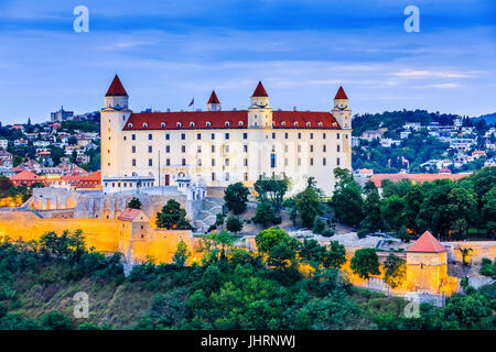 Bratislava, Slovaquie. Vue sur le château de Bratislava au crépuscule. Banque D'Images