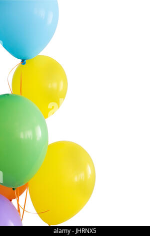 Maison de vacances, des décorations pour un anniversaire, joie concept - des ballons gonflés sur les rubans, les cinq couleurs, bleu, jaune, vert, orange, violet, copie Banque D'Images