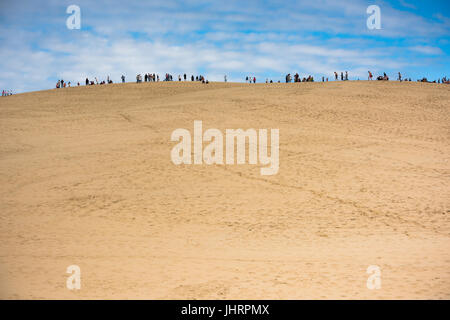 Les personnes qui désirent visiter le célèbre plus haute dune de sable en Europe Dune du Pyla Banque D'Images