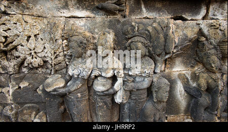 Vue panoramique d'un relief racontant l'histoire de Gautama Siddhartha Temple de Borobudur Java Indonésie. Banque D'Images