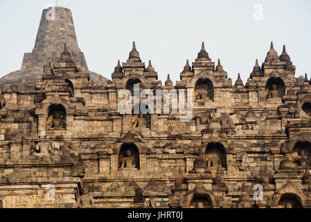 Vue panoramique de Borobudur Temple Bouddhiste Central Java Indonésie. Banque D'Images