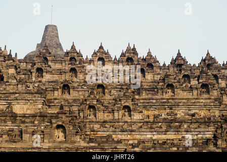Vue panoramique de Borobudur Temple Bouddhiste Central Java Indonésie. Banque D'Images