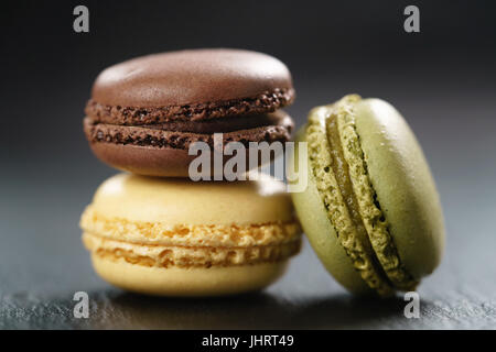 Trois macarons assortis sur ardoise board Banque D'Images