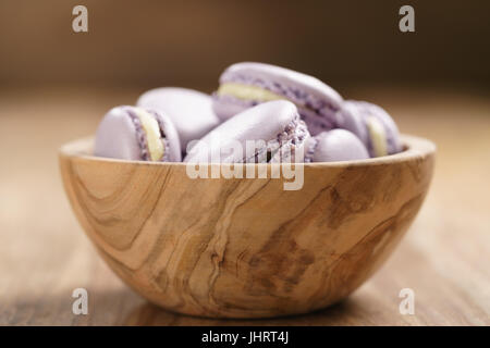 Macarons violette en bois bol sur table en bois Banque D'Images