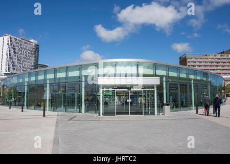 Le disque de la station de bus d'échange, l'échange dure, Portsmouth, Hampshire, Angleterre, Royaume-Uni Banque D'Images