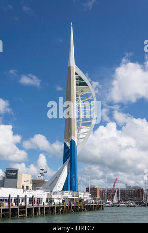 Vue de la tour Spinnaker et Gunwarf Quays de Gosport ferry, Portsmouth, Hampshire, Angleterre, Royaume-Uni Banque D'Images