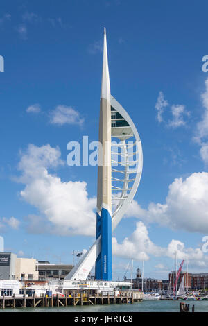 Vue de la tour Spinnaker et Gunwarf Quays de Gosport ferry, Portsmouth, Hampshire, Angleterre, Royaume-Uni Banque D'Images