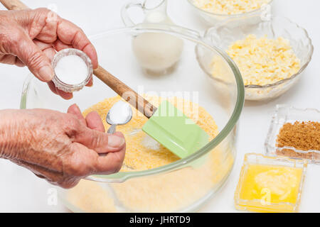 Arepa colombienne traditionnelle de choclo Préparation : l'addition de sel à préparer le pain de maïs sucré Banque D'Images