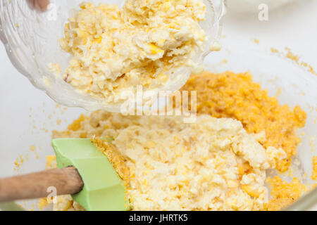 Arepa colombienne traditionnelle de choclo Préparation : l'ajout de grains de maïs broyés pour préparer le pain de maïs sucré Banque D'Images