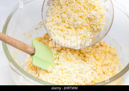 Arepa colombienne traditionnelle de choclo Préparation : ajouter du fromage râpé pour préparer le pain de maïs sucré Banque D'Images