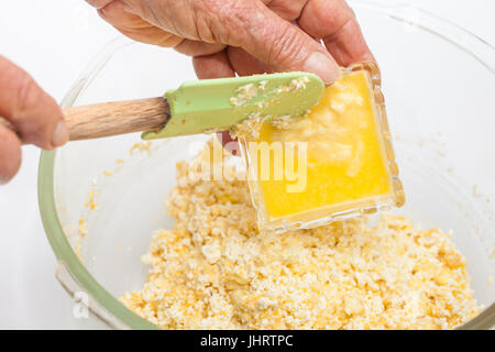 Arepa colombienne traditionnelle de choclo Préparation : Ajouter le beurre fondu à la préparation du pain de maïs sucré Banque D'Images