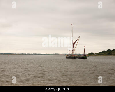 Une barge de Londres en descendant la rivière Colne en pleine mer ; Royaume-Uni ; Essex Banque D'Images