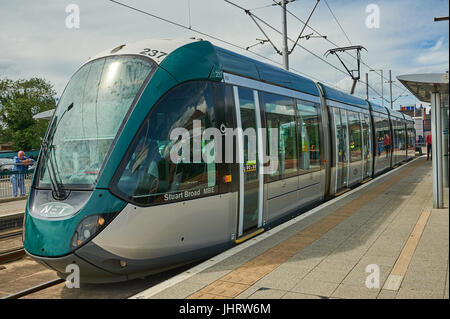 Le Tram en attente à la fin de la ligne de tramway Hucknall sur le bord nord de Nottingham Banque D'Images