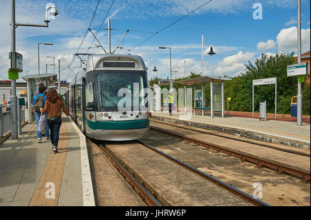 Le Tram en attente à la fin de la ligne de tramway Hucknall sur le bord nord de Nottingham Banque D'Images