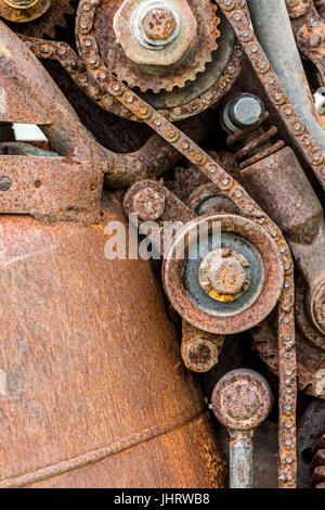 Vieux usé rusty roues d'engrenages et le pignon libre Banque D'Images