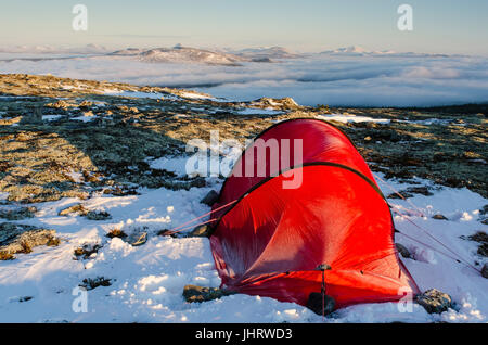 Tente dans le Engerdalsfjellet avec regarder les montagnes enneigées sur le brouillard, Hedmark Fylke, Norway, octobre 2011, Zelt im Engerdalsfjellet mit Banque D'Images