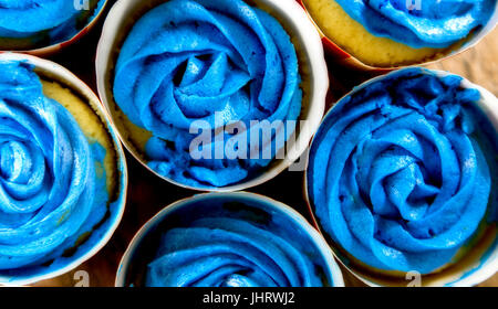 Cupcakes avec glaçage bleu et quatrième de juillet de tasses. Profondeur de champ. Banque D'Images