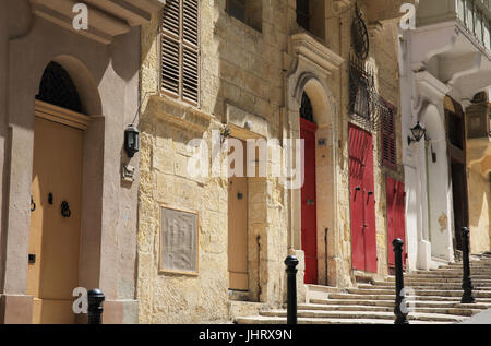 L'architecture traditionnelle maltaise sur la rue de la République, à La Valette, Malte Banque D'Images