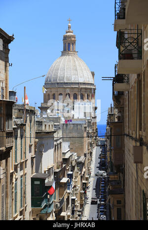 À la menthe, le long de la rue vers la Basilique du Carmel, à La Valette, capitale de Malte Banque D'Images