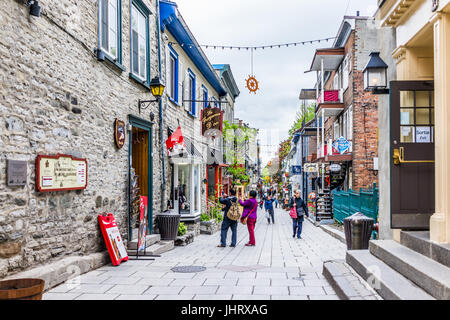 La ville de Québec, Canada - 30 mai 2017 : rue de la vieille ville rue du Petit Champlain avec les gens touristes marche, route pavée et décoration pendaison Banque D'Images