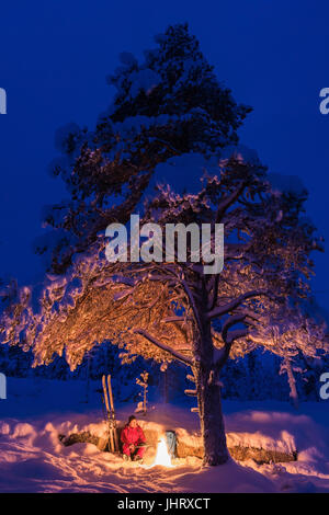 Skieur dans le camp, Norrbotten, Lapland, Sweden, décembre , Skifahrer suis Lagerfeuer, Laponie, Schweden, Dezember 2014 Banque D'Images