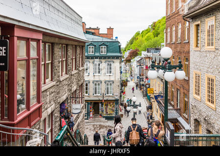 La ville de Québec, Canada - 30 mai 2017 : des rues de la vieille ville appelée rue du Petit Champlain et sous fort avec des gens touristes marcher par restaurants Banque D'Images