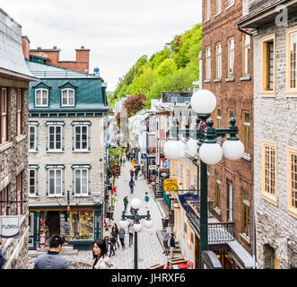 La ville de Québec, Canada - 30 mai 2017 : des rues de la vieille ville appelée rue du Petit Champlain et sous fort avec des gens touristes marcher par restaurants Banque D'Images