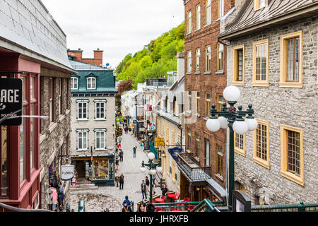 La ville de Québec, Canada - 30 mai 2017 : des rues de la vieille ville appelée rue du Petit Champlain et sous fort avec des gens touristes marcher par restaurants Banque D'Images