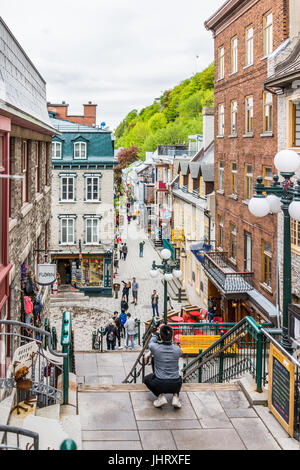 La ville de Québec, Canada - 30 mai 2017 : des rues de la vieille ville appelée rue du Petit Champlain et sous fort avec des gens touristes marcher par restaurants Banque D'Images