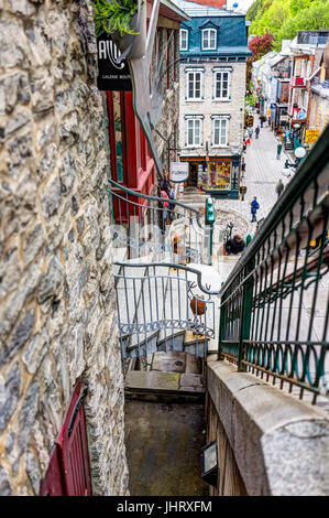 La ville de Québec, Canada - 30 mai 2017 : des escaliers ou des mesures pour abaisser vieille ville rue appelée rue du Petit Champlain par les magasins, restaurants Banque D'Images