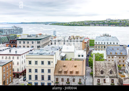 La ville de Québec, Canada - 30 mai 2017 : Paysage urbain ou des toits de bâtiments de la vieille ville basse avec vue sur le fleuve Saint-Laurent Banque D'Images