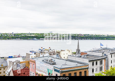 La ville de Québec, Canada - 30 mai 2017 : Paysage urbain ou des toits de bâtiments de la vieille ville basse avec vue sur le fleuve Saint-Laurent Banque D'Images