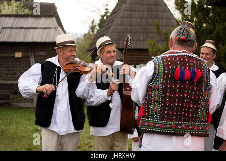 Musiciens avec costume traditionnel au Folk Festival de Sighetu Marmatiei, Maramures, Roumanie District Banque D'Images