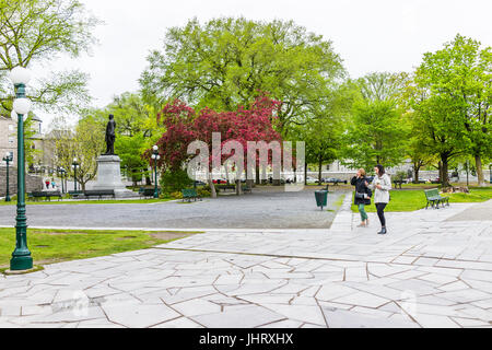 La ville de Québec, Canada - 30 mai 2017 : Lieu Historique National du parc Montmorency avec Jacques Cartier sculpture statue monument avec personnes à pied Banque D'Images