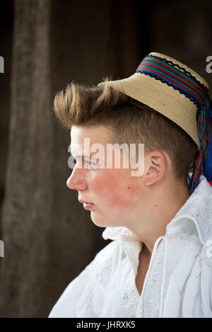 Garçon avec costume traditionnel au Folk Festival de Sighetu Marmatiei, Maramures, Roumanie District Banque D'Images