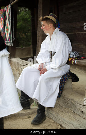 Garçon avec costume traditionnel au Folk Festival de Sighetu Marmatiei, Maramures, Roumanie District Banque D'Images