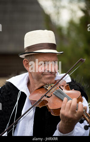 Joueur de violon avec costume traditionnel au Folk Festival de Sighetu Marmatiei, Maramures, Roumanie District Banque D'Images