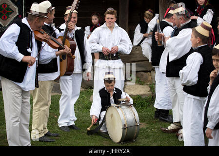 Musiciens avec costume traditionnel au Folk Festival de Sighetu Marmatiei, Maramures, Roumanie District Banque D'Images