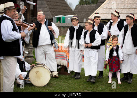 Musiciens avec costume traditionnel au Folk Festival de Sighetu Marmatiei, Maramures, Roumanie District Banque D'Images