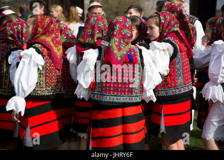 Les filles avec costume traditionnel au Folk Festival de Sighetu Marmatiei, Maramures, Roumanie District Banque D'Images