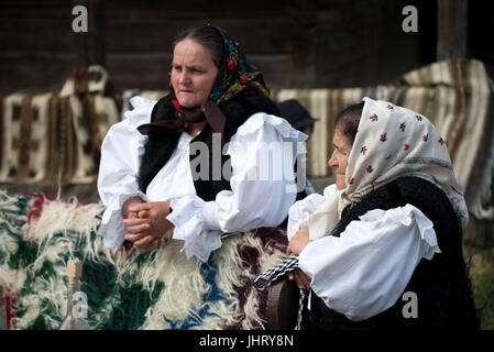 Deux femmes avec costume traditionnel au Folk Festival de Sighetu Marmatiei, Maramures, Roumanie District Banque D'Images