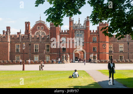 La grande Gatehouse de Hampton Court Palace. Banque D'Images