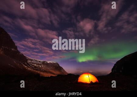 Lumière du nord (Auroa borealis) sur tente éclairée, Norrbotten, Laponie, Suède, octobre 1600 , (Auroa borealis) ueber erleuchtetem Lappla Zelt, Banque D'Images