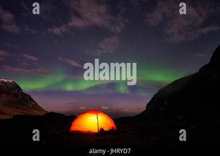 Lumière du nord (Auroa borealis) sur tente éclairée, Norrbotten, Laponie, Suède, octobre 1600 , (Auroa borealis) ueber erleuchtetem Lappla Zelt, Banque D'Images