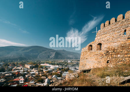 La région de Shida Kartli, Gori, en Géorgie. Les murs de la ville et forteresse de Gori. Goris Tsikhe est une citadelle médiévale qui se tenaient au-dessus de ville sur une colline rocheuse. Sunn Banque D'Images